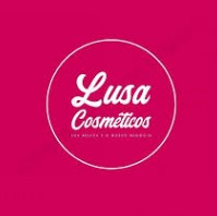 logomarca da empresa de cosméticos lusa cosméticos. Apenas o nome dentro de um circulo branco com fundo rosa